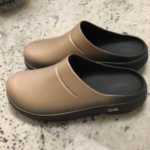 Unisex Clogs in Goldish/Black